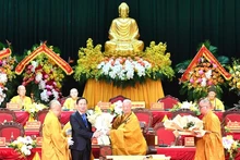 越南政府宗教委员会主任武淮北送花祝贺释智广长老和尚被推尊为证明理事会法主。