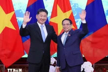 越南政府总理范明正会见蒙古国总统呼日勒苏赫。（图片来源：越通社）