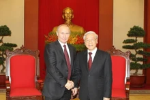 资料图：俄罗斯总统普京与越共中央总书记阮富仲亲切握手（2013年11月）。（图片来源：越通社）
