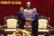 岘港市国会代表团团长阮文广与中共中央宣传部副部长孙业礼。（图片来源：越通社）