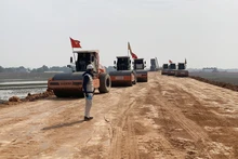 越南南北高速公路第二阶段的十二个项目于2023年1月1日同时开工。（图片来源：新河内报）