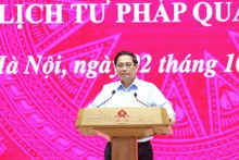 范明正总理在会上发表讲话。