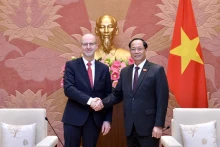 越南国会副主席陈光方上将会见捷克参议院环境、公共管理和土地发展委员会主任泽邓科·林哈。（图片来源：越南国会官网）