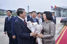 越南国会副主席阮德海在内排国际机场向柬埔寨国会主席送鲜花和送行。