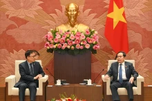 越南国会主席陈青敏接见韩国驻越南大使崔英三。