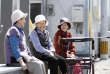 附图：2018年4月，日本熊本县，老太太们在聊天。 （图片来源：Kyodo News）