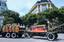 7月26日下午，数千人走上河内街头为阮富仲总书记送行。