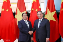 越南政府总理范明正与中国国务院总理李强。（图片来源：越通社）