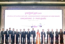 越共中央总书记苏林出席Vietjet新加坡 – 富国岛直飞航线公布仪式。