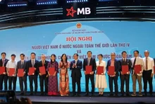 越南外交部长裴青山出席第四届世界海外越南人会议框架内各项合作协议签字仪式。