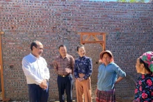 省委常务副书记同志视察北河县住房建设工作。（图片来源：老街省新闻网）