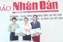 《人民报》驻河南省代表处向河南省教育培训厅授予特刊“河内旗台”副版。