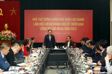 陈流光副总理同外交部进行座谈。（图片来源：VGP）