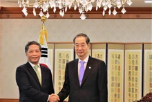 越共中央政治局委员、中央经济部部长陈俊英与韩国总理韩德洙举行会晤。