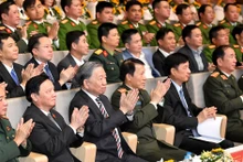 苏林总书记出席“活在人民心中”表彰大会【组图】