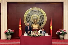 潘文江大将一行走访越南驻中国大使馆并与大使馆干部和工作人员进行交谈。（图片来源：人民军队报）