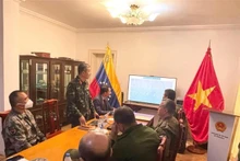 越南驻委内瑞拉国防武官武世忠大校介绍越南国防《白皮书》中的主要内容。（图片来源：越通社）