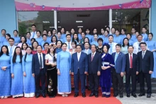 范明正总理与各位代表合影留念。