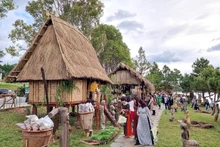 游客前来参观题为“西原天堂”文化空间。