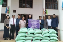 越南驻老挝沙湾拿吉总领事馆为老挝中部各省水灾受灾群众提供援助。（图片来源：越通社）
