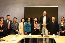 双方代表合影。（图片来源：越通社）
