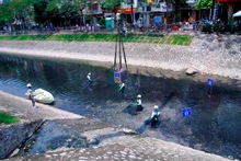 附图：苏历河水污染治理活动。（图片来源：baotainguyenmoitruong）
