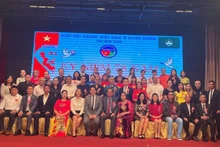 参加活动的代表合影留念。（图片来源：越通社）