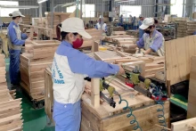 宣光Woodsland股份公司出口木制家具生产线。