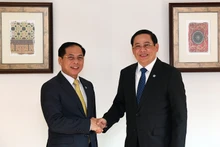 越南政府副总理兼外交部长裴青山会见老挝政府总理宋赛·西潘敦。（图片来源：VGP）