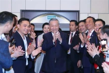 苏林总书记会见越南驻俄罗斯大使馆工作人员和旅俄越侨。（图片来源：越通社）