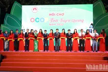 2023年宣光省OCOP展销会开幕剪彩仪式。