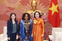 越南国会副主席阮氏清（右一）与联合国妇女署驻越南代首席代表卡罗琳·尼亚梅蒙贝和联合国儿童基金会驻越南副代表米凯拉·鲍尔。（图片来源：越通社）
