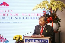 胡志明市越俄友好协会主席黄明仁先生在见面会上发言。