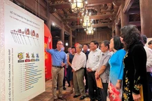 各位代表前来参观展览。