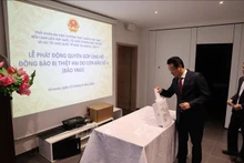 梅潘勇大使捐款支持国内灾区民众。（图片来源：越通社）