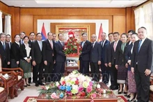 老挝外交部代表团前来大使馆祝贺越南国庆。
