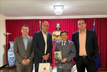 裴文议大使与巴西里约热内卢代表合影。