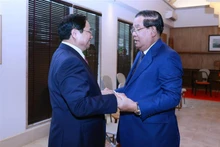 越南政府总理范明正会见柬埔寨首相洪森。（图片来源：越通社）