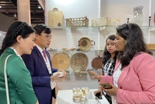 国际游客参观越南展位。（图片来源：越通社）