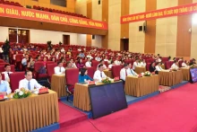 各位代表出席研讨会。