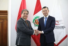 越南国家审计署审计长吴文俊与秘鲁国家审计署长内尔松·爱德华多·沙克·雅尔塔。（图片来源：越通社）