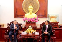 芹苴市人民委员会副主席阮现实与菲律宾驻越南特命全权大使。（图片来源：越通社）