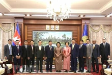 柬埔寨王国新一届国会主席昆索达莉与双方代表合影。（图片来源：越通社）