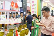 顾客在北京举办的越南水果节上体验榴莲。（图片来源：胡军）