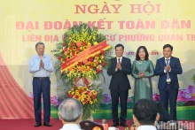 苏林总书记向馆圣坊党、政府、祖国阵线赠送鲜花。