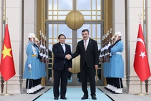 越南政府总理范明正与土耳其副总统杰夫代特·伊尔马兹出席欢迎仪式。（图片来源：VGP）