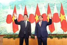 越南政府总理范明正（右）与日本首相岸田文雄合影。