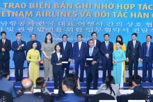 在越南政府总理范明正及工作代表团对韩国进行正式访问期间与各合作伙伴签署合作备忘录。
