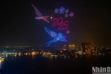 2025架无人机飞在天空中描绘了对和平的渴望、对2025年新年的信念的象征。
