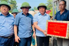 阮春胜同志对安沛受灾人民赠送礼物。